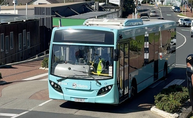 Your Stress-Free Guide to Waiheke Island's AT Buses